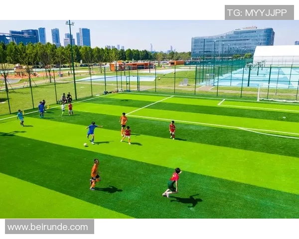 175米的足球明星如何在绿茵场上创造传奇与突破自我极限的故事