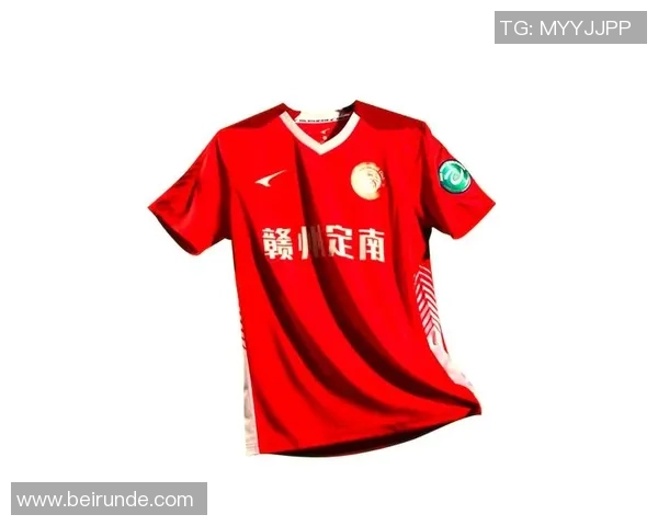 足球明星18号红色球衣闪耀赛场展现无与伦比的风采与激情